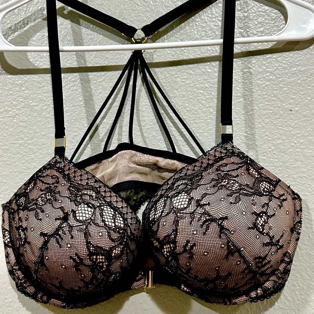 Lace strappy front close bra